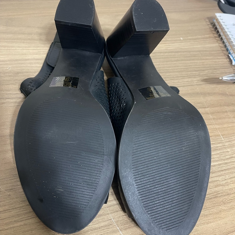 Solanz Black Chunky Heel Peep-Toe Booties 9M worn just once